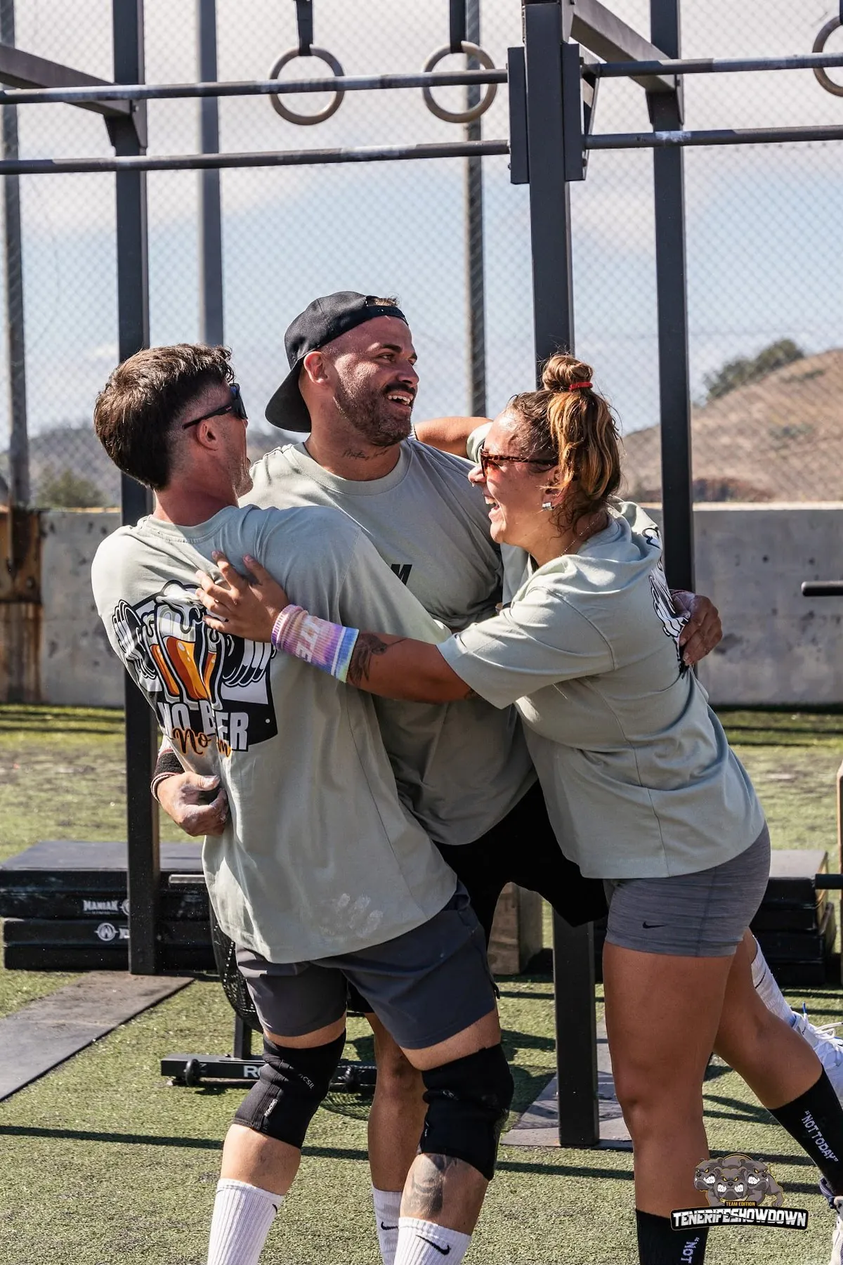 Jacob celebrando con dos miembros de su equipo tras una competición