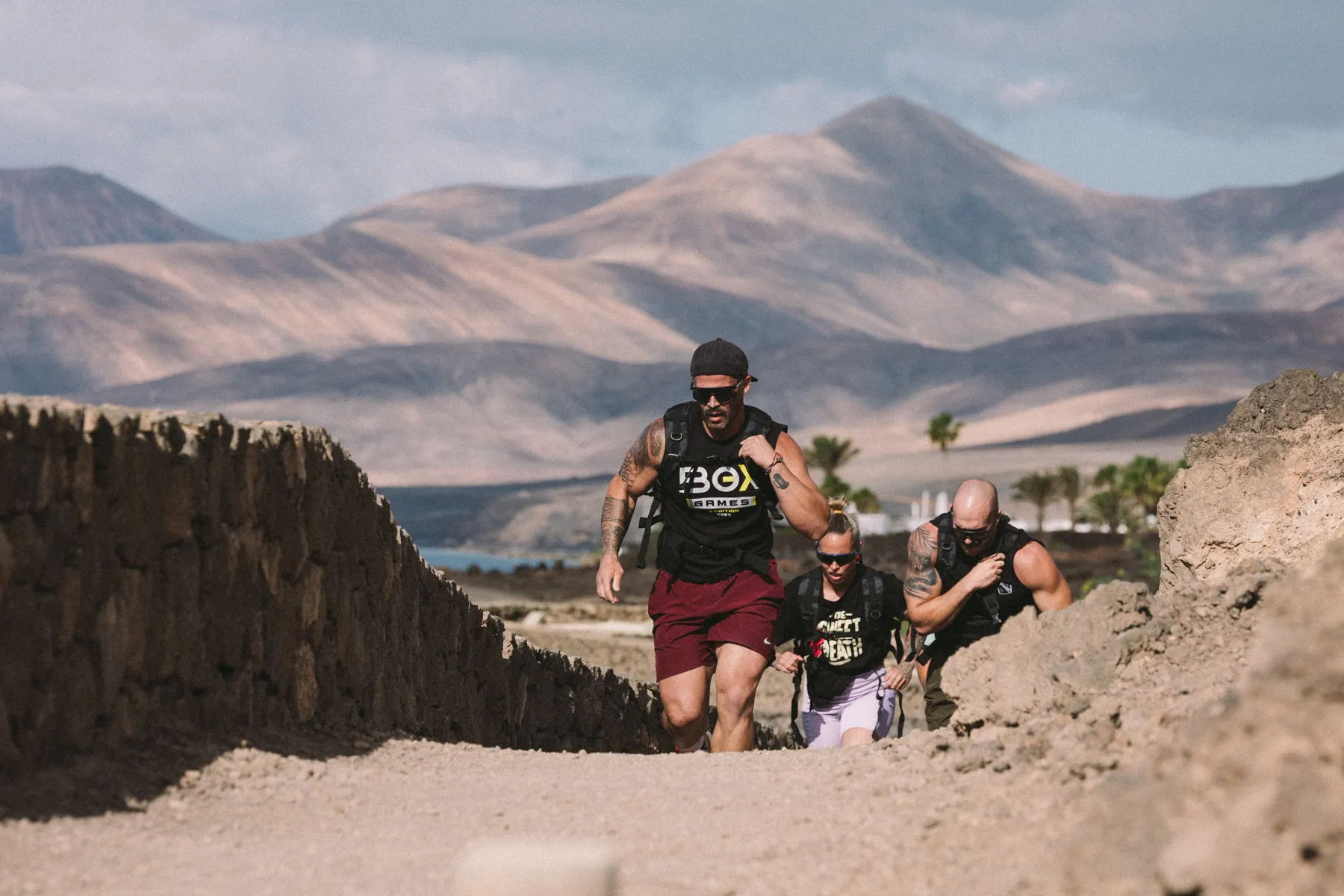 Jacob corriendo por un sendero de montaña con su grupo